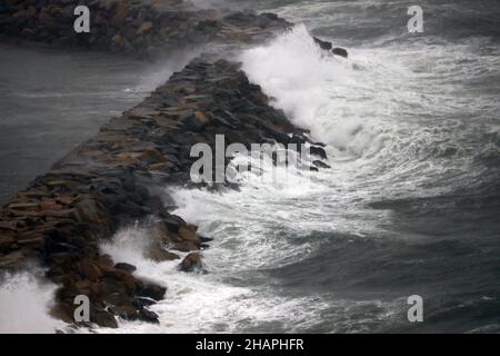 Dana Point, Kalifornien, USA. 14th Dez 2021. Stürmische Meere schlagen im Hafen von Dana Point unter einem Hinweis auf hohe Brandung in das Breakwater, wenn nasses Wetter in Orange County eintrifft. Starke Regenfälle haben Los Angeles County, Orange County und das Inland Empire durchtränkt, mit dem Potenzial für Sturzflutungen in einigen Gebieten, sagten die Behörden. Der schwerste Regen wurde im San Fernando Valley und L.A. absorbiert County Berge und Vorgebirge, mit einigen Gebieten bereits mehr als drei Zoll Niederschlag nach dem National Weather Service. Flash-Flood-Uhren wurden in Kraft in Brand brennen Narben sind Stockfoto