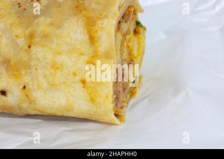 Nahaufnahme des türkischen Döners auf weißem Hintergrund. Stockfoto