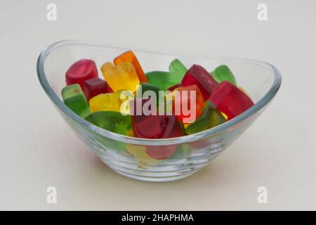 In der Glasschale bilden sich Gelee und leckere Bonbons in Bärenform Stockfoto