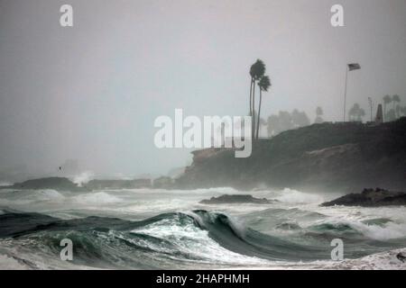 Laguna Beach, Kalifornien, USA. 14th Dez 2021. Stürmische See am Hauptstrand von Laguna, wenn das nasse Wetter in Orange County eintrifft. Starke Regenfälle haben Los Angeles County, Orange County und das Inland Empire durchtränkt, mit dem Potenzial für Sturzflutungen in einigen Gebieten, sagten die Behörden. Der schwerste Regen wurde im San Fernando Valley und L.A. absorbiert County Berge und Vorgebirge, mit einigen Gebieten bereits mehr als drei Zoll Niederschlag nach dem National Weather Service. Blitzflutwachen waren in feuerverbrannten Narbenbereichen in Kraft. (Bild: © Ruaridh Stewart/ZUMA Press Wire) Stockfoto