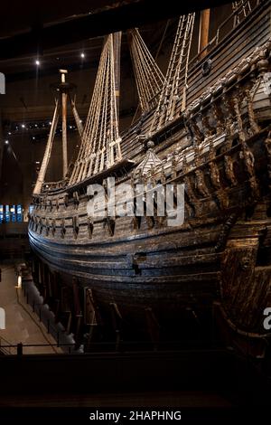 Das prächtige hölzerne Vasa-Kriegsschiff, das aus dem Meer geborgen und im Vasa-Museum ausgestellt wurde. Schwedisches Kriegsschiff, das von 1626 bis 1628 gebaut wurde. Stockfoto