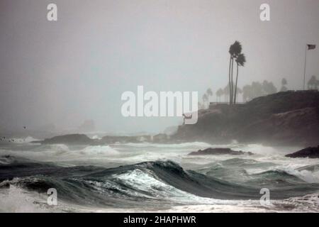 Laguna Beach, Kalifornien, USA. 14th Dez 2021. Stürmische See am Hauptstrand von Laguna, wenn das nasse Wetter in Orange County eintrifft. Starke Regenfälle haben Los Angeles County, Orange County und das Inland Empire durchtränkt, mit dem Potenzial für Sturzflutungen in einigen Gebieten, sagten die Behörden. Der schwerste Regen wurde im San Fernando Valley und L.A. absorbiert County Berge und Vorgebirge, mit einigen Gebieten bereits mehr als drei Zoll Niederschlag nach dem National Weather Service. Blitzflutwachen waren in feuerverbrannten Narbenbereichen in Kraft. (Bild: © Ruaridh Stewart/ZUMA Press Wire) Stockfoto