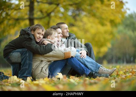 Portrait von Happy Family im Herbst Park Stockfoto