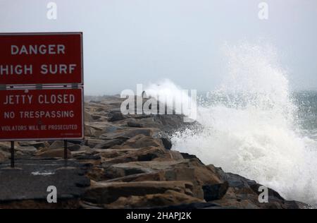 Dana Point, Kalifornien, USA. 14th Dez 2021. Stürmische Meere schlagen im Hafen von Dana Point unter einem Hinweis auf hohe Brandung in das Breakwater, wenn nasses Wetter in Orange County eintrifft. Starke Regenfälle haben Los Angeles County, Orange County und das Inland Empire durchtränkt, mit dem Potenzial für Sturzflutungen in einigen Gebieten, sagten die Behörden. Der schwerste Regen wurde im San Fernando Valley und L.A. absorbiert County Berge und Vorgebirge, mit einigen Gebieten bereits mehr als drei Zoll Niederschlag nach dem National Weather Service. Flash-Flood-Uhren wurden in Kraft in Brand brennen Narben sind Stockfoto