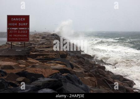 Dana Point, Kalifornien, USA. 14th Dez 2021. Stürmische Meere schlagen im Hafen von Dana Point unter einem Hinweis auf hohe Brandung in das Breakwater, wenn nasses Wetter in Orange County eintrifft. Starke Regenfälle haben Los Angeles County, Orange County und das Inland Empire durchtränkt, mit dem Potenzial für Sturzflutungen in einigen Gebieten, sagten die Behörden. Der schwerste Regen wurde im San Fernando Valley und L.A. absorbiert County Berge und Vorgebirge, mit einigen Gebieten bereits mehr als drei Zoll Niederschlag nach dem National Weather Service. Flash-Flood-Uhren wurden in Kraft in Brand brennen Narben sind Stockfoto