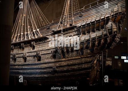 Das prächtige hölzerne Vasa-Kriegsschiff, das aus dem Meer geborgen und im Vasa-Museum ausgestellt wurde. Schwedisches Kriegsschiff, das von 1626 bis 1628 gebaut wurde. Stockfoto