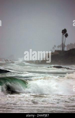 Laguna Beach, Kalifornien, USA. 14th Dez 2021. Stürmische See am Hauptstrand von Laguna, wenn das nasse Wetter in Orange County eintrifft. Starke Regenfälle haben Los Angeles County, Orange County und das Inland Empire durchtränkt, mit dem Potenzial für Sturzflutungen in einigen Gebieten, sagten die Behörden. Der schwerste Regen wurde im San Fernando Valley und L.A. absorbiert County Berge und Vorgebirge, mit einigen Gebieten bereits mehr als drei Zoll Niederschlag nach dem National Weather Service. Blitzflutwachen waren in feuerverbrannten Narbenbereichen in Kraft. (Bild: © Ruaridh Stewart/ZUMA Press Wire) Stockfoto