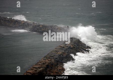 Dana Point, Kalifornien, USA. 14th Dez 2021. Stürmische Meere schlagen im Hafen von Dana Point unter einem Hinweis auf hohe Brandung in das Breakwater, wenn nasses Wetter in Orange County eintrifft. Starke Regenfälle haben Los Angeles County, Orange County und das Inland Empire durchtränkt, mit dem Potenzial für Sturzflutungen in einigen Gebieten, sagten die Behörden. Der schwerste Regen wurde im San Fernando Valley und L.A. absorbiert County Berge und Vorgebirge, mit einigen Gebieten bereits mehr als drei Zoll Niederschlag nach dem National Weather Service. Flash-Flood-Uhren wurden in Kraft in Brand brennen Narben sind Stockfoto