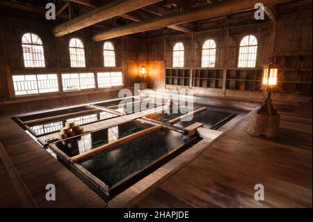 Das Badehaus im Stil der Meiji-Ära Osamu yu oder Hoshi no yu im Chojukan, Hoshi Onsen, Japan. Stockfoto