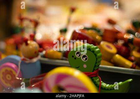 Bunte Push And Pull Entlang Dinosaurier Drachen Tier Spielzeug Für Neugeborene Babys Kleinkinder Oder Kinder. Umweltfreundliche Bunte Handgemachte Hölzerne Channapatna Stockfoto