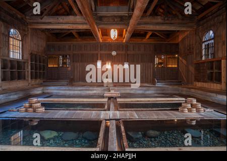 Das Badehaus im Stil der Meiji-Ära Osamu yu oder Hoshi no yu im Chojukan, Hoshi Onsen, Japan. Stockfoto