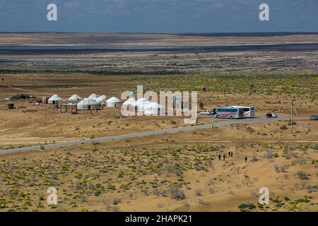 AYAZ QALA, USBEKISTAN - 24. APRIL 2018: Jurtenlager in der Nähe der Festung Ayaz Qala in der Kyzylkum-Wüste, Usbekistan Stockfoto