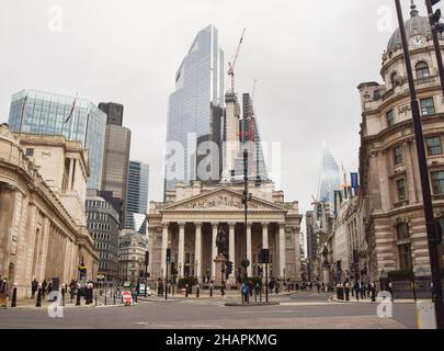 VEREINIGTES KÖNIGREICH. 14th Dez 2021. Allgemeine Ansicht der Bank of England, der Royal Exchange und der Straßen vor dem Bahnhof Bank in der City of London, dem Finanzviertel der Hauptstadt. (Foto: Vuk Valcic/SOPA Images/Sipa USA) Quelle: SIPA USA/Alamy Live News Stockfoto