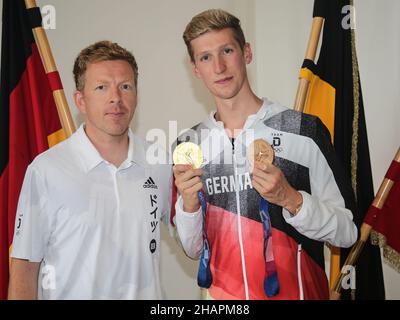 Trainer Bernd Berkhahn mit Olympiasieger Schwimmer Florian Wellbrock SC Magdeburg empfängt die Teilnehmer der Olympischen Spiele in Tokio in der Stadt Stockfoto