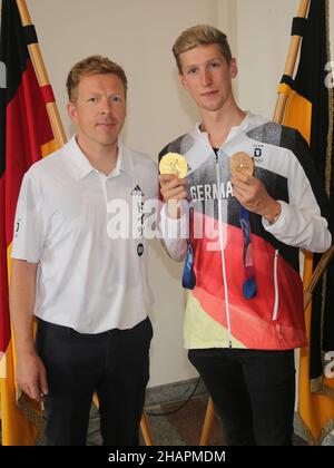 Trainer Bernd Berkhahn mit Olympiasieger Schwimmer Florian Wellbrock SC Magdeburg empfängt die Teilnehmer der Olympischen Spiele in Tokio in der Stadt Stockfoto