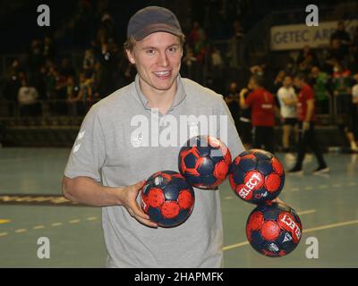 Ball Boy Isländischer Handballspieler Gisli Kristjansson SC Magdeburg Handball EHF Europameisterschaften Saison 2021-22 SC Magdeburg - RK Nexe Na Ice Stockfoto