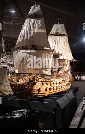 Modell des prächtigen hölzernen Vasa-Kriegsschiffes, das aus dem Meer geborgen und im Vasa-Museum ausgestellt wurde. Schwedisches Kriegsschiff, das von 1626 bis 1628 gebaut wurde Stockfoto