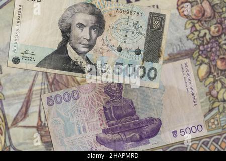 Draufsicht auf kroatische Dinar-Banknoten aus dem frühen 90s Stockfoto