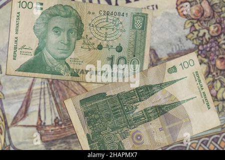 Draufsicht auf kroatische Dinar-Banknoten aus dem frühen 90s Stockfoto