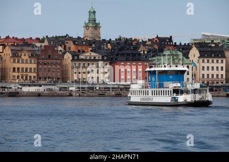 Stockholm, Schweden - 12. August 2020: Die öffentliche Pendlerfähre Djurgården Ferry oder Djurgårdsfärjan auf Schwedisch. Auf dem´s Weg von Djurgården nach t Stockfoto