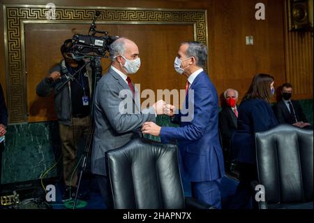 Eric M. Garcetti, rechts, wird vom Senator der Vereinigten Staaten, Bob Casey, Jr. (Demokrat von Pennsylvania), begrüßt, als er bei einer Anhörung des Senatsausschusses für Auswärtige Beziehungen für seine Ernennung zum Botschafter in der Republik Indien im Dirksen Senate Office Building in Washington, DC, am Dienstag, den 14. Dezember, 2021. Kredit: Rod Lamkey/CNP /MediaPunch Stockfoto