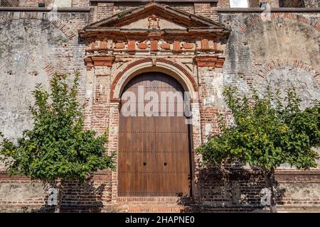 Tür der unvollendeten Kirche, im neoklassizistischen Stil, auch bekannt als Neuer Friedhof oder in der Stadt Castaño del Robledo, Sierra de Aracena, in Huelva m Stockfoto