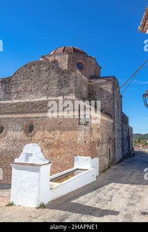 Die unvollendete Kirche im neoklassizistischen Stil, auch bekannt als Neuer Friedhof oder Friedhof in der Stadt Castaño del Robledo, Sierra de Aracena, in den Huelva Bergen Stockfoto