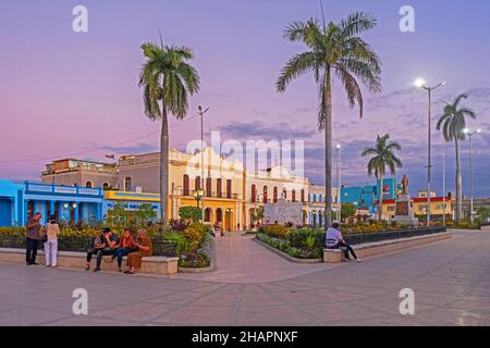 Parque Céspedes / Plaza de la Revolución de Bayamo, Hauptplatz / Park bei Sonnenuntergang in der Stadt Bayamo, Provinz Granma auf der Insel Kuba, Karibik Stockfoto