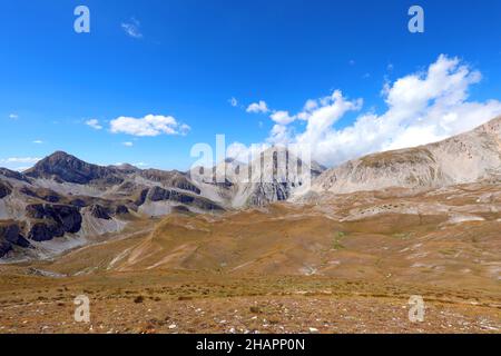 Breites Panorama der italienischen Berge genannt Appennini in der Region Abruzzen Stockfoto