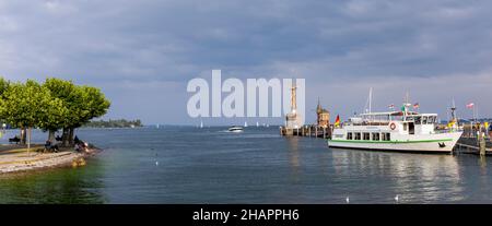 Die Hafeneinfahrt mit dem auf dem Kai in Konstanz, Baden-Württemberg, Deutschland, liegenden Ausflugsschiff, im Hintergrund Imperia und Leuchtturm Stockfoto