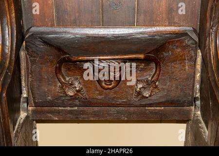 Eine freundliche Gesichtsschnitzerei auf der Unterseite eines Misericord-Kirchsitzes in aufrechter Position. In St. Mary of the Assumption, Ufford, Suffolk Stockfoto