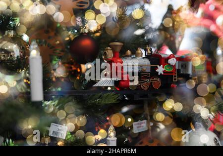 Minsk, Weißrussland - Oktober 28 2021 Zugspielzeug als Ornament auf Weihnachtsbaum mit verschwommenem Licht. Stockfoto