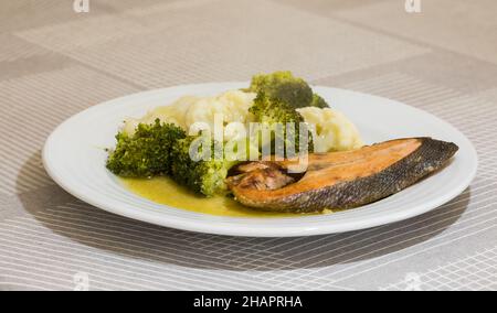 Gegrillter Lachs mit Blumenkohl und Brokkoli, fertig zum Essen. Ein gesundes Gericht. Stockfoto