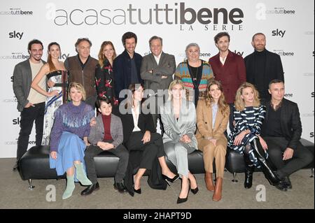 Rom, Italien. 14th Dez 2021. Die Darsteller nehmen an der Fotoserie Teil, einer casa tutti Bene la Serie im Quattro Fontane Cinema. (Foto: Mario Cartelli/SOPA Images/Sipa USA) Quelle: SIPA USA/Alamy Live News Stockfoto