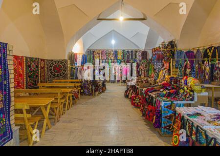 CHIWA, USBEKISTAN - 25. APRIL 2018: Innenansicht des Allakuli Khan Basars in Chiwa, Usbekistan Stockfoto