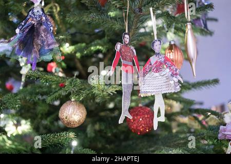Moskau, Russland - am 10. Dezember 2021 ist der Weihnachtsbaum in der Lobby des Hotels Balchug mit Pappfiguren von Ballerinas geschmückt Stockfoto