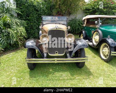 LOMAS DE ZAMORA - BUENOS AIRES, ARGENTINIEN - 05. Dez 2021: Vintage Brown Graham Paige 612 Tourer circa 1929 Cabriolet. Vorderansicht. CADEAA 2 Stockfoto