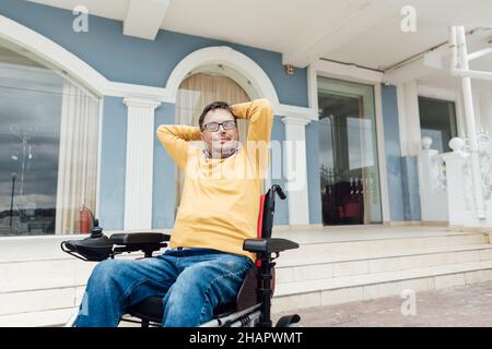 Ein Mann mit Behinderungen im Rollstuhl genießt das Leben Stockfoto