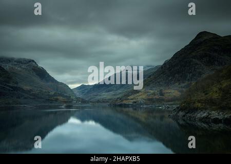 Berge, die sich in einem See in der Nähe von Llyn Padarn spiegeln Stockfoto