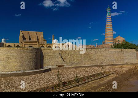 Minarett der Islam-Khoja und Minarett der Juma-Moschee in der Altstadt von Chiwa, Usbekistan Stockfoto