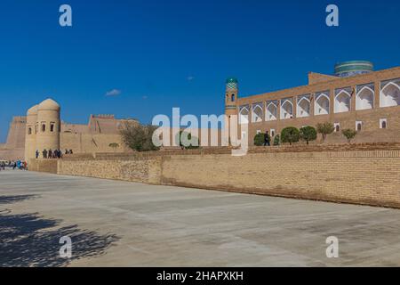 CHIWA, USBEKISTAN - 25. APRIL 2018: Westtor und Mohammed Amin Khan Madrassah in der Altstadt von Chiwa, Usbekistan. Stockfoto