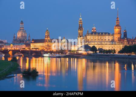 Blick auf das historische Zentrum von Dresden und die Elbe bei Nacht, Dresden, Sachsen, Deutschland Stockfoto