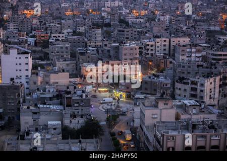 Gaza, Palästina. 14th Dez 2021. Ein Überblick über palästinensische Häuser und Gebäude im Flüchtlingslager Khan Yunis im südlichen Gazastreifen. Kredit: SOPA Images Limited/Alamy Live Nachrichten Stockfoto