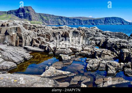 Neist Point Felsbecken und Felsformationen. Stockfoto