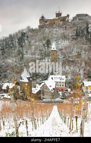 Überblick über Bacharach und die umliegenden Weinberge im Winter, Bacharach, Rheinland-Pfalz, Deutschland Stockfoto