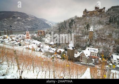 Überblick über Bacharach und die umliegenden Weinberge im Winter, Bacharach, Rheinland-Pfalz, Deutschland Stockfoto