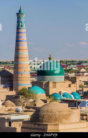 Islam Khoja Minarett und Pakhlavan Makhmoud Mausoleum in der Altstadt von Chiwa, Usbekistan. Stockfoto