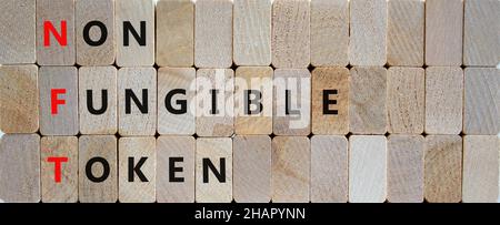 Nicht fungible NFT-Token-Symbol. Concept Words NFT nicht-fungible Token auf Holzblöcken. Schöner Holzhintergrund, Kopierraum. Business und NFT non-Fu Stockfoto