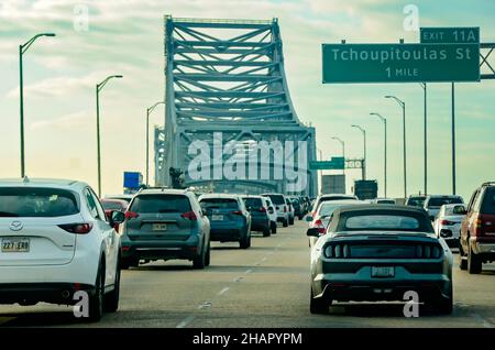 Die Crescent City Connection ist am 7. Dezember 2021 in New Orleans, Louisiana, abgebildet. Die Crescent City Connection besteht aus zwei freischwelligen Brücken. Stockfoto