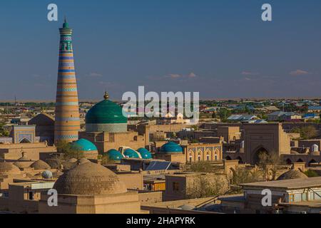 Islam Khoja Minarett und Pakhlavan Makhmoud Mausoleum in der Altstadt von Chiwa, Usbekistan. Stockfoto